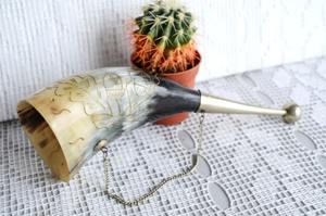 Corne à boire en corne de buffle vintage fabriquée à la main avec pointe en métal et design animal gravé cadeau de Noël élégant pour homme - Product Image 2