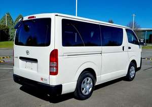 Minibús Toyota Hiace Usado del 2018 ¡Listo para Conducir! En Buen Estado - Product Image 3