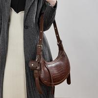Sac demi-lune en cuir de vachette véritable gaufré façon croco, blanc crème, sac à bandoulière sous le bras avec pochette, sac hobo