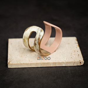 BIXGO artisanat personnalisé manchettes en corne de buffle naturelle nouveauté découpe conception Bracelet de mode à la mode-cadeau unisexe rose clair - Product Image 6