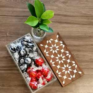 Boîte à chocolat en acrylique élégante avec incrustation de nacre, design calligraphique arabe, luxe - Product Image 5