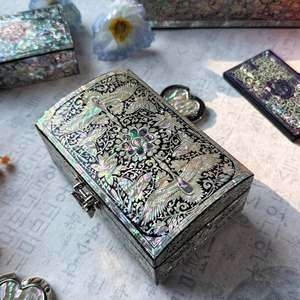 Caja Organizadora de Joyería de Madera de Lujo Moderna Hecha a Mano con Incrustaciones de Madreperla y Patrón Floral Grabado, Personalizable - Product Image 2