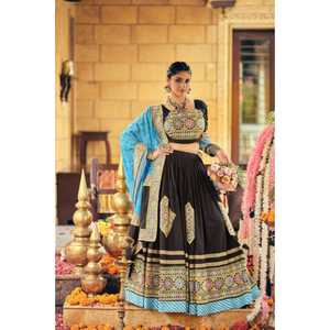 NUESTRO JUEGO DE BLUSA Y DUPATTA LEHENGA DE MODELO REAL EXCLUSIVO ESTE CONJUNTO VIENE CON TELA DE RAYÓN PURO CON BORDADO Y TRABAJO DE ESPEJO - Product Image 1