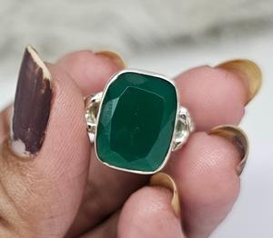 Anillo de estilo clásico de plata de ónix verde con tecnología de incrustaciones de ajuste de bisel - Product Image 3