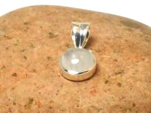 Colgante de piedra lunar de Plata de Ley 925, collar diario de piedras preciosas pequeñas de corte redondo - Product Image 3