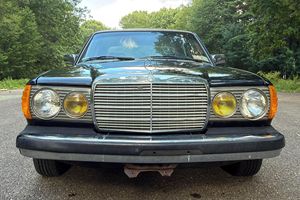 Mercedes-Benz 240D berline de 1981, en excellent état, sans réserve, moteur diesel, intérieur Palomino, peu modifiée - Product Image 1