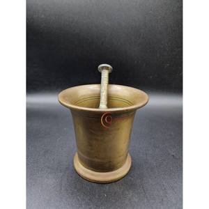 Outil de cuisine Mortier et pilon modernes Design unique Couleur or Laiton Fabriqué à la main Herbes et épices Concassage et mélange de mortier - Product Image 2