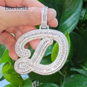 925 Plata 14K chapado en oro blanco gigante Iced A-Z Baguette cursiva fuente inicial letra colgante para hombres - Product Image 3