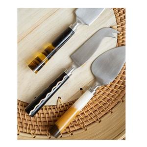 Nouvel arrivage de gros épandeur et ensemble de couteaux personnalisés avec manche en résine époxy ensemble de fromage couverts de table de mariage - Product Image 1
