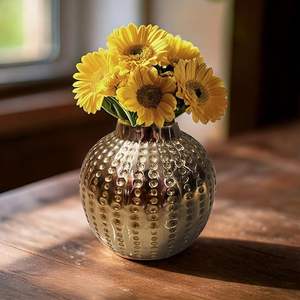 Florero de aluminio contemporáneo con forma geométrica y acabado negro mate adecuado para la decoración del hogar y el hotel de alta gama - Product Image 1