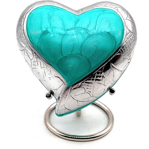 Urna de cremación de recuerdo en forma de corazón única para cenizas humanas hecha a mano en latón y urna de entierro de recuerdo grabada a mano en casa - Product Image 3