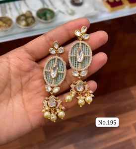 Hermosos pendientes de polki de diamantes americanos chapados en rodio Color Pearl Cluster Drop Moda inspirada principalmente - Product Image 2