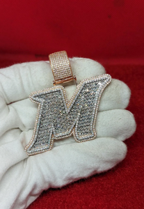 Colgante Personalizado con Letra M, Diamante Redondo de 3.50 Ct, Chapado en Oro, Plata de Ley 925, Clásico, Unisex, para Fiestas - Product Image 6