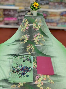 Tela Jacquard Somalí Moderna para Vestido Dirac, Diseño Floral Intrincado de Rosas, Base Vibrante en Negro y Rosa para Fiesta Nocturna - Product Image 2