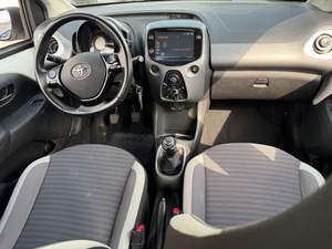 Parfaitement utilisé 2019 <span class=keywords><strong>Toyota</strong></span>-<span class=keywords><strong>Aygo</strong></span> (<span class=keywords><strong>X</strong></span>) manuelle essence 4 cylindres Euro6c 4 places 72hp voitures d'<span class=keywords><strong>occasion</strong></span> prêtes à être expédiées dans le monde entier - Product Image 2