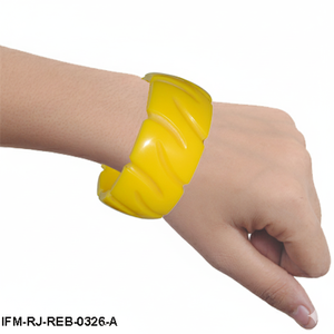Brazalete de Resina Gruesa Amarillo Estilo Vintage - Brazalete Ancho Geométrico Tallado para Mujer - Product Image 2