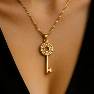 Collier clé en argent sterling 925 rhodié et vermeil or 14 carats avec zircon créé en laboratoire, pendentif serrure minimaliste scintillant et délicat, cadeau d'anniversaire - Product Image 1