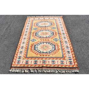 Alfombra Kilim turca Vintage de 4,3x6,4 pies, diseño de retazos amarillo y azul, tejido plano, lana trenzada, yute, látex, pasillo, rectángulo - Product Image 1