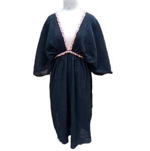 Caftan long en soie rouge pour dames avec motifs en zigzag sur les vêtements de plage tissés à l'avant - Product Image 5