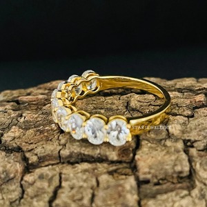Anillo de Eternidad Cristiano de Lujo con Moissanita Ovalada Incolora en Oro Sólido de 14K y Engaste de Puntas, Joyería STAR - Product Image 1