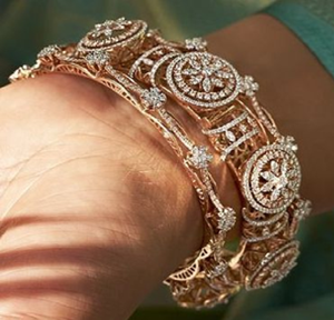 Elegante conjunto de brazaletes de latón en oro rosa con intrincados detalles florales en piedra. Alta calidad disponible a precios de mayoreo. - Product Image 1