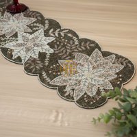 Chemin de table de luxe en or et ivoire perlé avec motif labyrinthe pour la décoration de tables de mariage, de dîner et d'hôtel