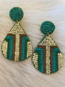 Boucles d'oreilles en perles de verre légères faites à la main avec broderie pour les fêtes, fabriquées en Inde - Product Image 5