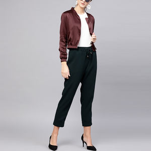 Chaqueta universitaria de satén de longitud regular a la moda de invierno para mujer, diseño de cuello personalizado con Material de relleno de algodón transpirable - Product Image 6