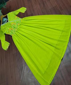 Alphanumero Robe en soie brodée lourde Bollywood Designer Style Livraison à la porte dans le monde entier Disponible au prix de gros vêtement - Product Image 2