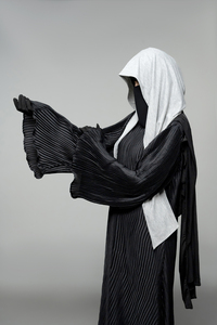 Abaya plissée noire avec logo personnalisé Commandes bienvenues à motif solide Exportation facile vers tous les pays Vente en gros directe du fabricant - Product Image 5