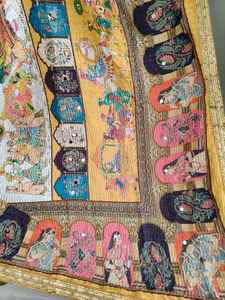 ผ้าคลุมไหล่ผ้าไหมผสมฝ้ายทำมือสุดหรู ลายพิมพ์โบราณแบบราชสถาน ชุนรี บานี ทานี ปัลกี ชุนนี จั๊กโก้ สำหรับงานฮัลดียามค่ำคืน - Product Image 5