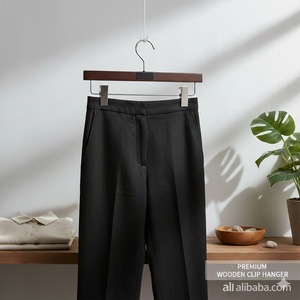 Perchas de Madera de Primera Calidad con Pinzas, Acabado de Nogal Oscuro de Lujo, Resistentes, para Tiendas de Ropa y Armarios de Hoteles - Product Image 3