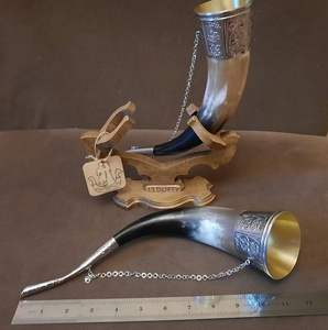 เขาสัตว์สำหรับดื่มคุณภาพสูง สไตล์ยุคกลาง 100% ปลอดภัยสำหรับอาหาร วัสดุออร์แกนิก ขัดเงา พร้อมขาตั้งเหล็ก งานฝีมือธรรมชาติ ของตกแต่งคริสต์มาส - Product Image 3