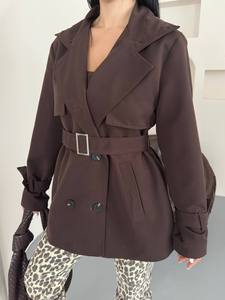 Manteau trench décontracté marron pour femme avec ceinture, manches longues, col chemise, longueur standard, coupe ajustée, couleur unie, coupe-vent, réversible, pour l'automne - Product Image 1