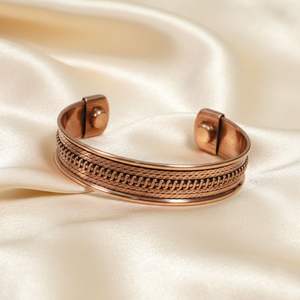 Brazalete Abierto Ajustable de Diseño Moderno para Mujer, Chapado en Plata sobre Latón, con Grabado Personalizado a Precio de Mayoreo - Product Image 4