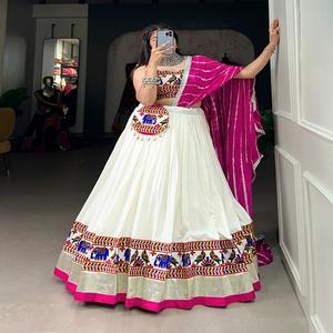 El último traje tradicional de diseñador de alta demanda de rayón puro Lehenga Choli y Dupatta liso con trabajo Gamthi a la venta - Product Image 1