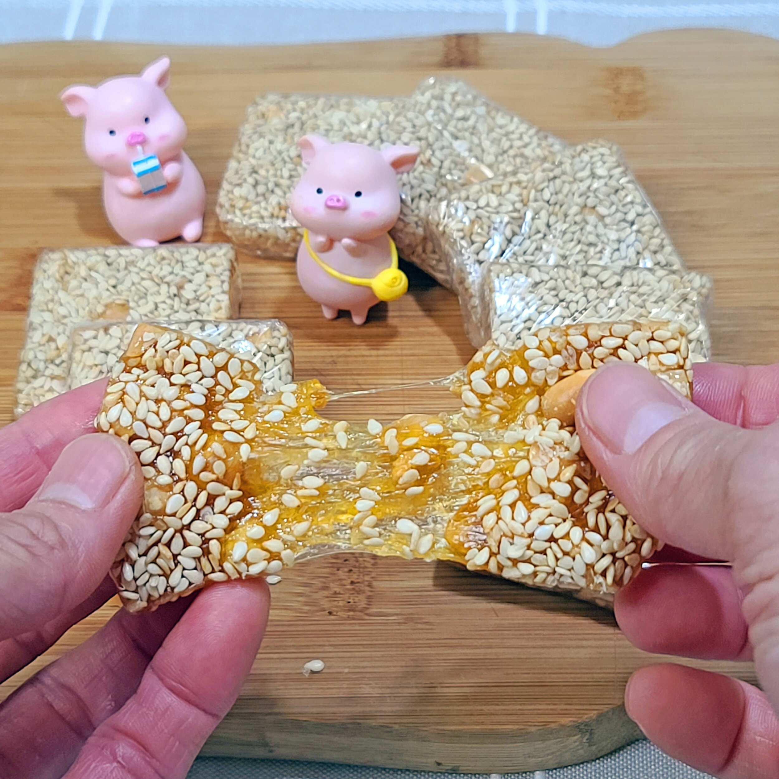 Sesame Candy Crunch Square PASTELI karamelisasi pemanis-kembang gula manis dan Nutty