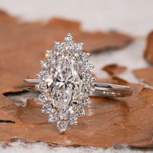 Bague de fiançailles plaquée or certifiée GIA, sertie d'un diamant de laboratoire taille marquise et rond, E VVS1, avec halo, pour mariage ou soirée - Product Image 1