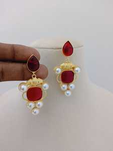 Juego de pendientes colgantes de perlas Ruby Royale chapados en oro Fusion moderno Diseño personalizado de latón pesado único - Product Image 2