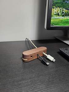 Organisateur de câbles moderne en bois massif écologique, fait main, qualité supérieure, pour usage bureautique, prix direct usine en gros - Product Image 1