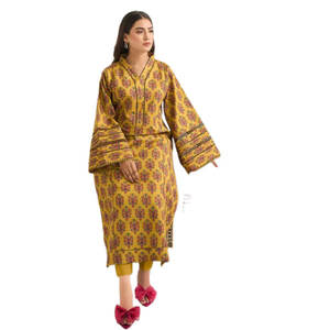 Concevez vos propres costumes formels pour femmes personnalisables - Tissu en gazon écologique de haute qualité, options de couleur moutarde résistantes - Product Image 1