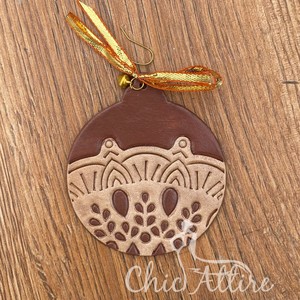 Nouvel arrivage Décoration de Noël pour l'extérieur Ornement personnalisé en cuir usiné à la main Tentures d'arbre de Noël en forme ronde en cuir de vachette - Product Image 1