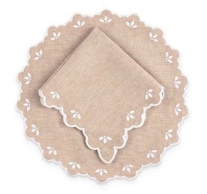 Sets de table classiques en lin texturé doux avec broderie artistique, emballés en carton pour une décoration de salle à manger charmante - Product Image 6