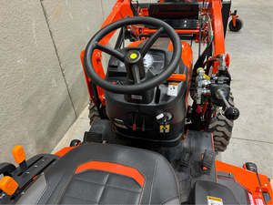 Tracteur à roues Bad Boy 10 Series 1025, 20 CV, 2 roues motrices, sub-compact, avec chargeur, pelle arrière, direction hydrostatique, motoculteur, usage agricole - Product Image 5