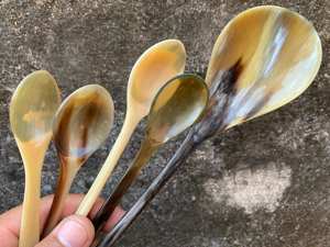 Cucharas de madera de cuerno hechas a mano, ideales para servir, revolver y comer, comúnmente utilizadas para postres, especias, juego de 5 piezas de tamaño personalizado - Product Image 5