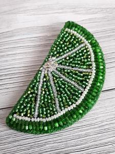 Porte-clés brodé à la main avec des perles de graines de piment vert triple Martini, bijoux faits à la main, porte-clés en métal doré, breloque pour sac à main, personnalisé - Product Image 6