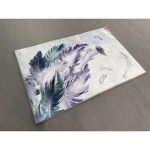 Tapis imprimé avec motif de plumes violettes et grises - Design moderne et contemporain, avec poils doux - Product Image 1