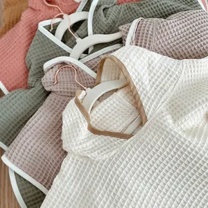 Peignoir de bain à capuche pour enfants en coton biologique gaufré personnalisé tricoté serviette de bain pour bébé serviette poncho pour enfants serviettes de bain peignoir pour enfant