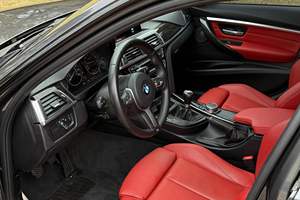 BMW 340i xDrive S-edan 2017 d'occasion en bon état, boîte manuelle 6 vitesses, transmission intégrale, intérieur rouge corail, très bien équipée - Product Image 4