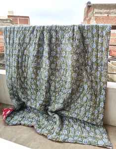 Couverture en coton biologique imprimée à la main avec des motifs floraux rouges, réversible, couverture indienne Razai - Product Image 6